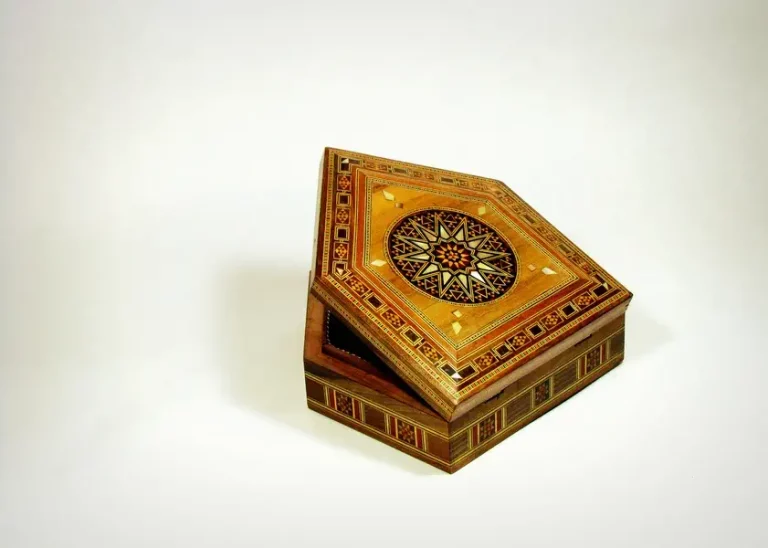 Boîte à bijoux vintage pentagonale haut